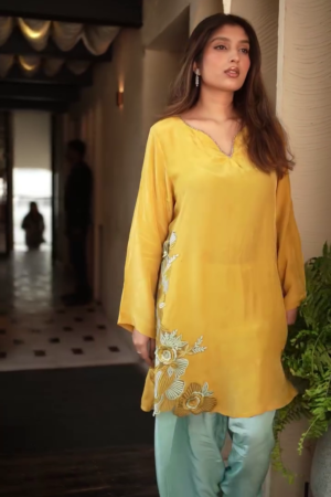 Women Floral Regular Thread Work Kurta with Trousers Kurta Sets