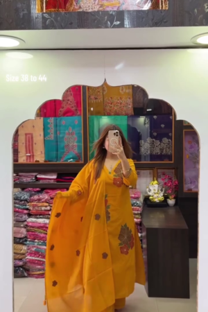 Women Floral Embroidered Regular Thread Work Kurta with Trousers & With Dupatta